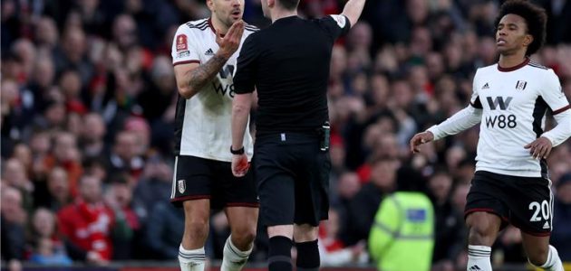 حكم إنجليزي سابق يطالب بإيقاف ميتروفيتش 10 مباريات بعد تصرفه المشين