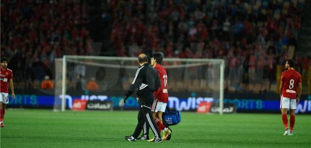 فيديو | محمد كريستو يغادر مباراة الأهلي وفاركو مصابًا